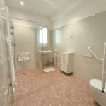 Salle de bain adaptée aux personnes à mobilité réduite Salle de bain adaptée aux personnes à mobilité réduite